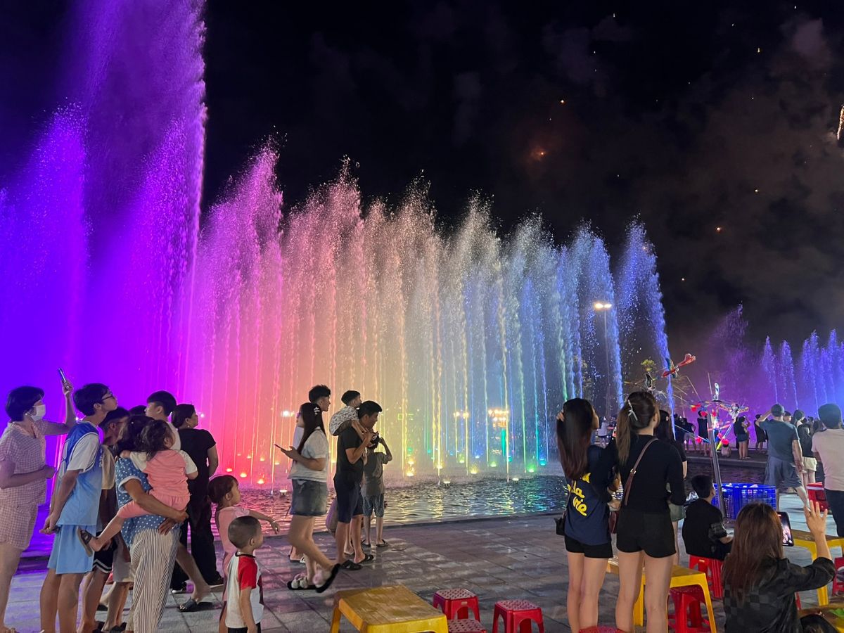 Đến chiêm ngưỡng nhạc nước Hà Nam, du khách sẽ có được những bức hình check in “đắt giá”. (Nguồn: Sưu tầm)