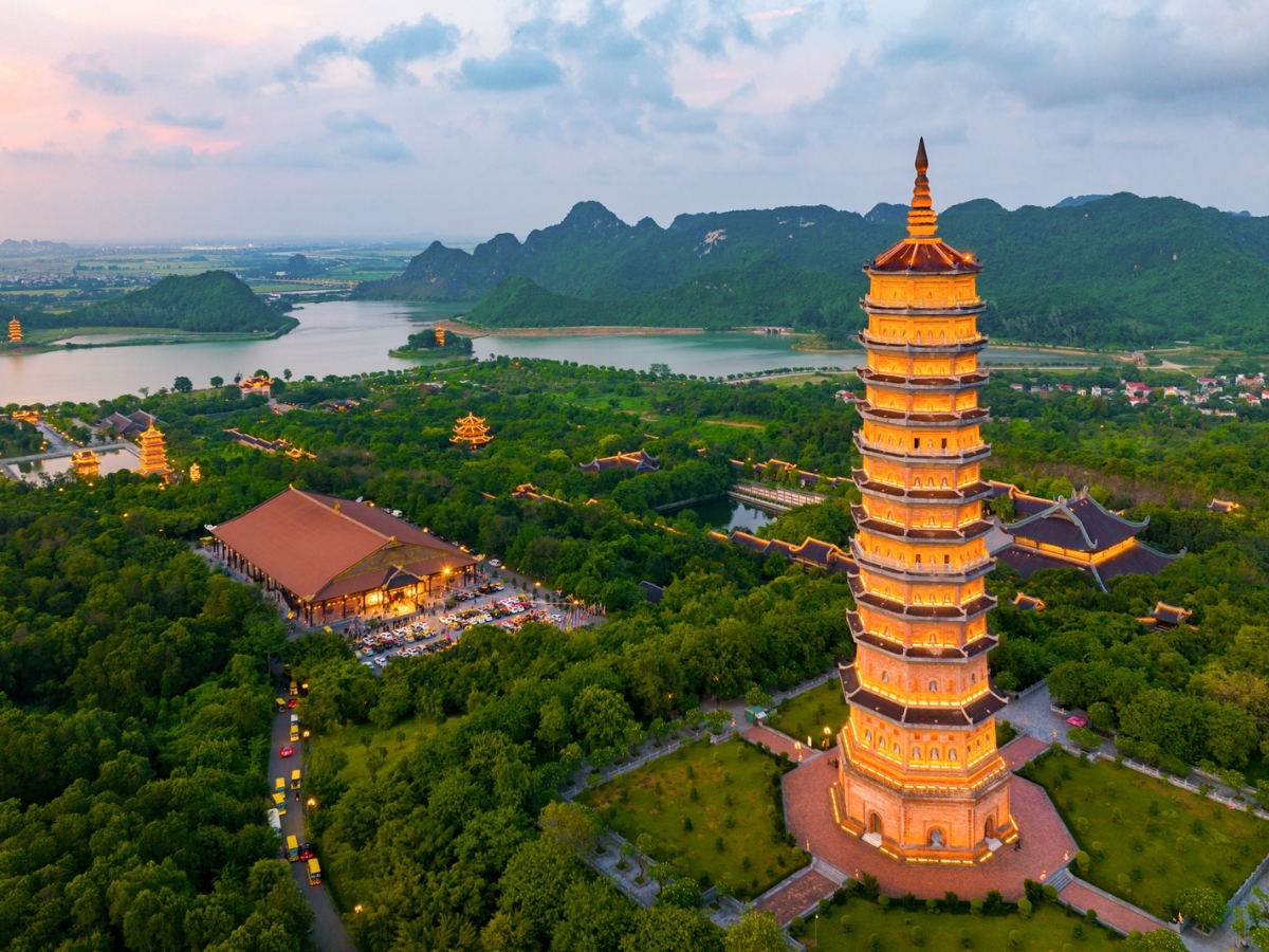 Chùa Bái Đính là điểm du lịch tâm linh nổi tiếng với kiến trúc ấn tượng và không gian thanh tịnh. (Nguồn: Sưu tầm)