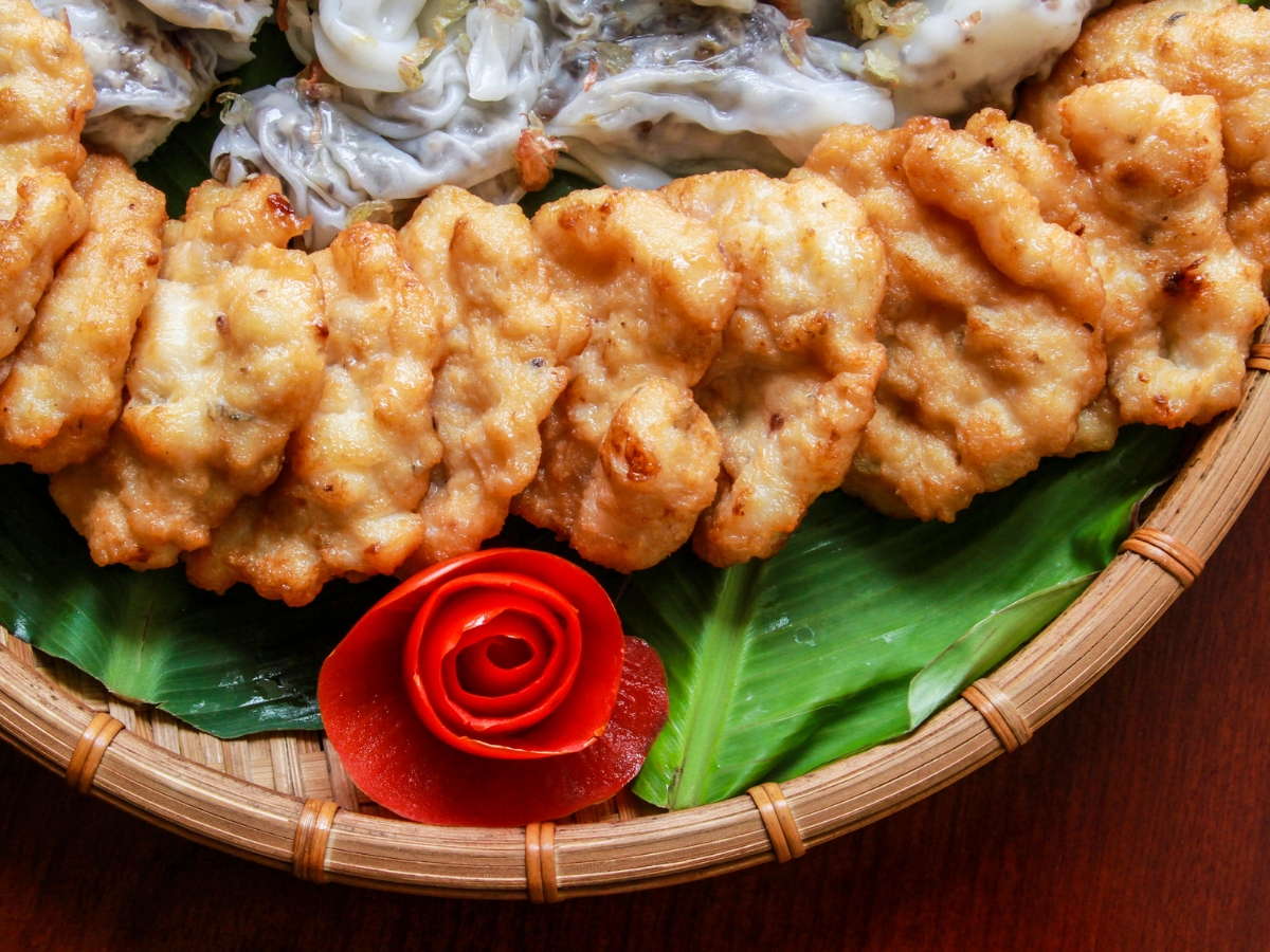 Khám phá ẩm thực Hạ Long giúp du khách thưởng thức hương vị biển cả qua nhiều món ăn đặc sắc. (Nguồn: Sưu tầm)