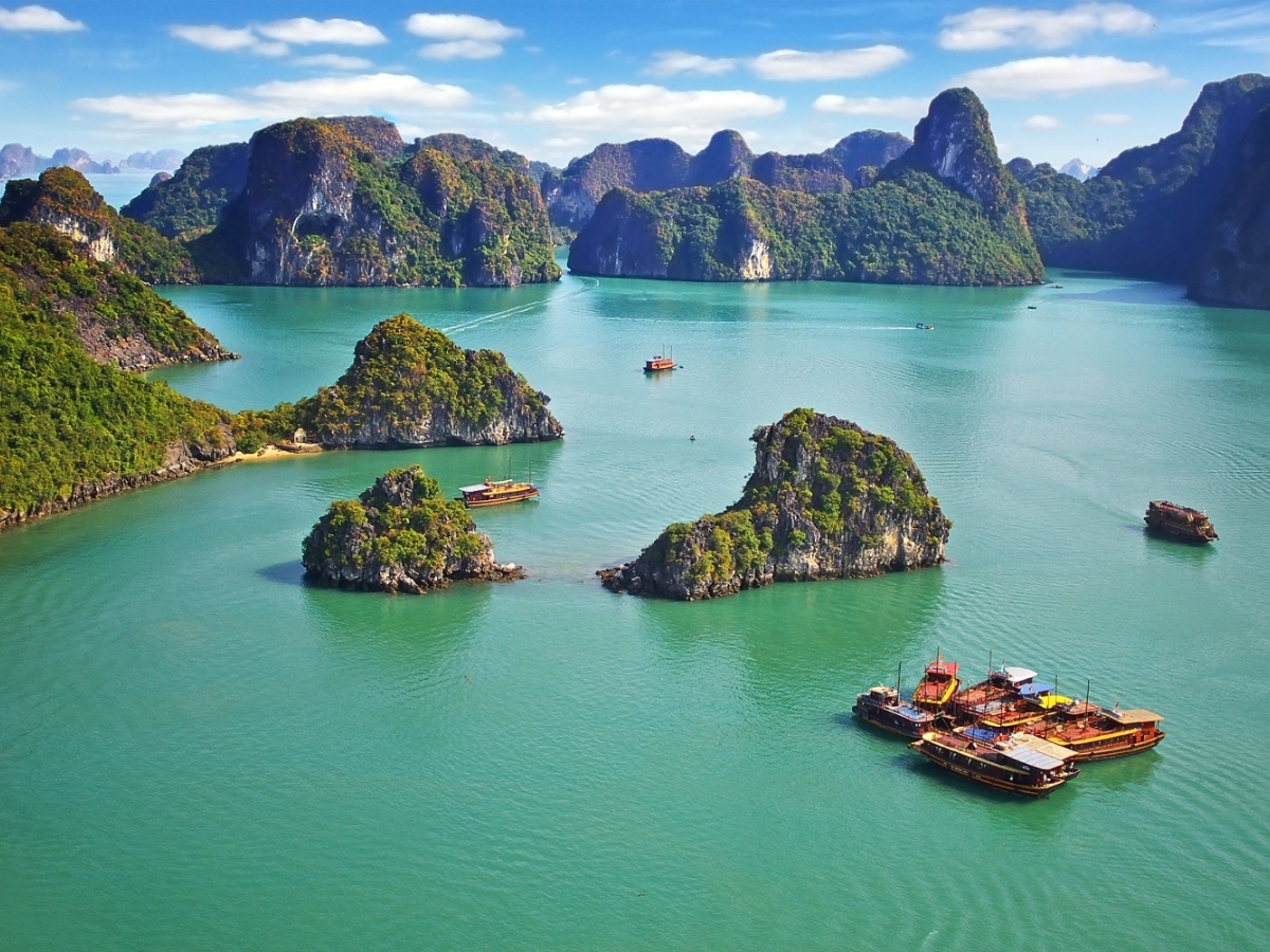 Hành trình du thuyền trên Vịnh Hạ Long mang đến trải nghiệm chiêm ngưỡng vẻ đẹp thiên nhiên tuyệt đẹp. (Nguồn: Sưu tầm)
