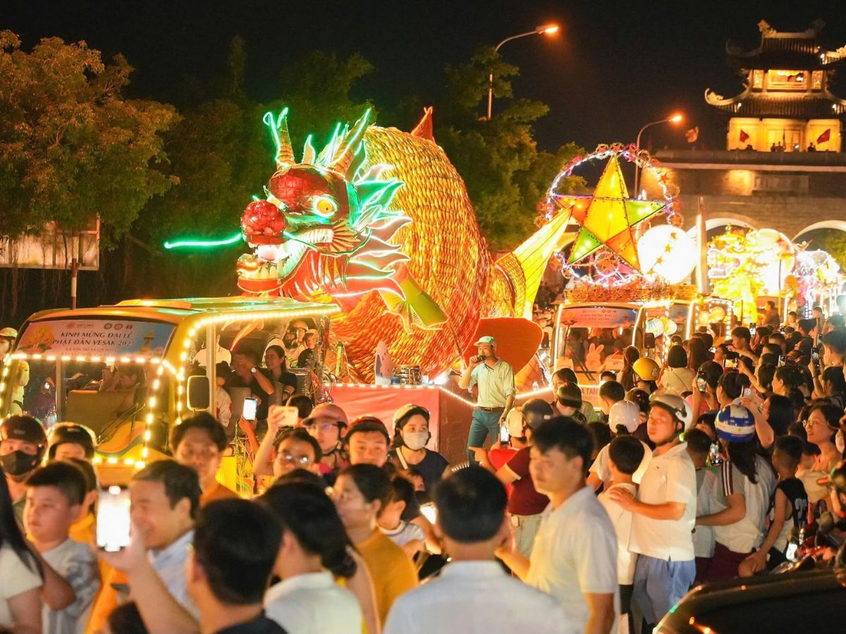 Màn diễu hành đèn lồng thu hút đông đảo du khách, tạo nên không khí Trung thu sôi động khi đêm xuống. (Nguồn: Sưu tầm)
