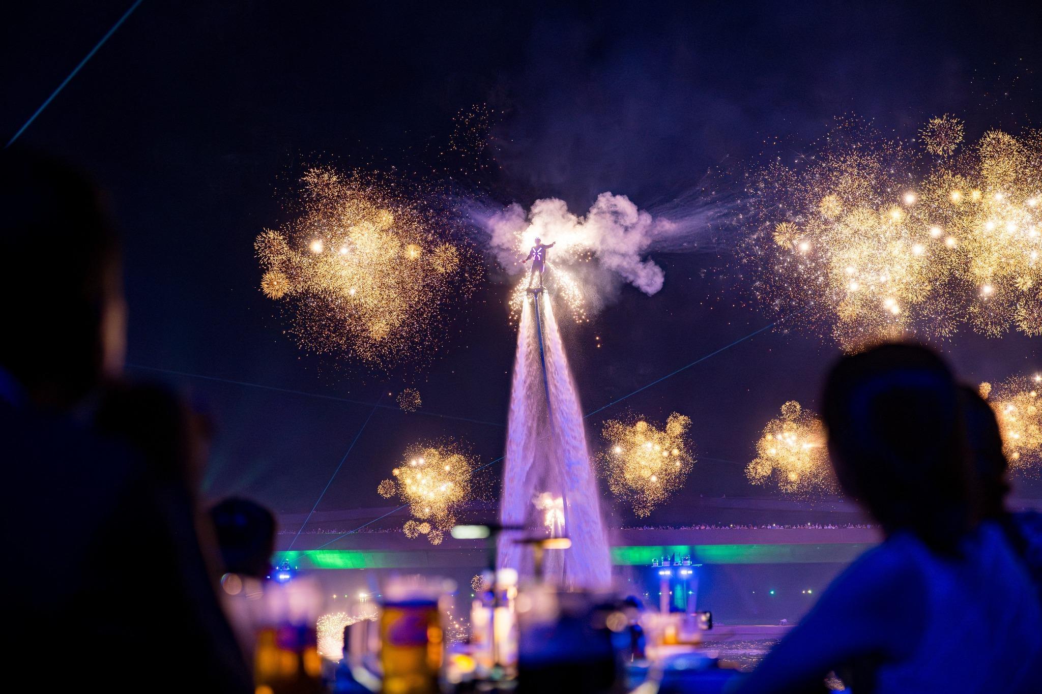 Các nghệ sĩ Flyboard sẽ mang tới Symphony of the Sea mùa 3 những hiệu ứng pháo hoa chưa từng có.