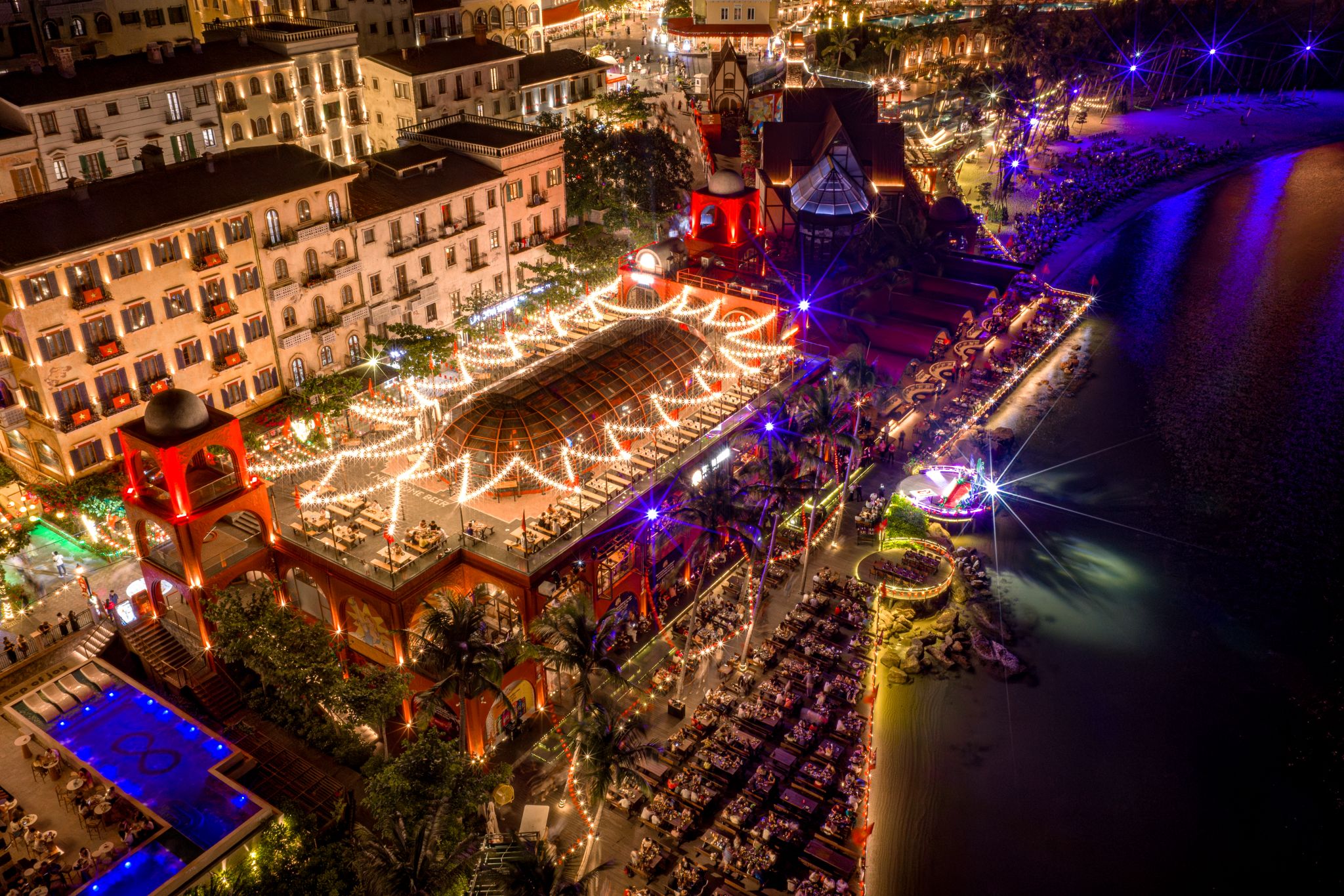 ”Cảng bia” Sun Bavaria GastroPub rực rỡ ánh đèn bên bờ biển Sunset Town (Thị trấn Hoàng Hôn).