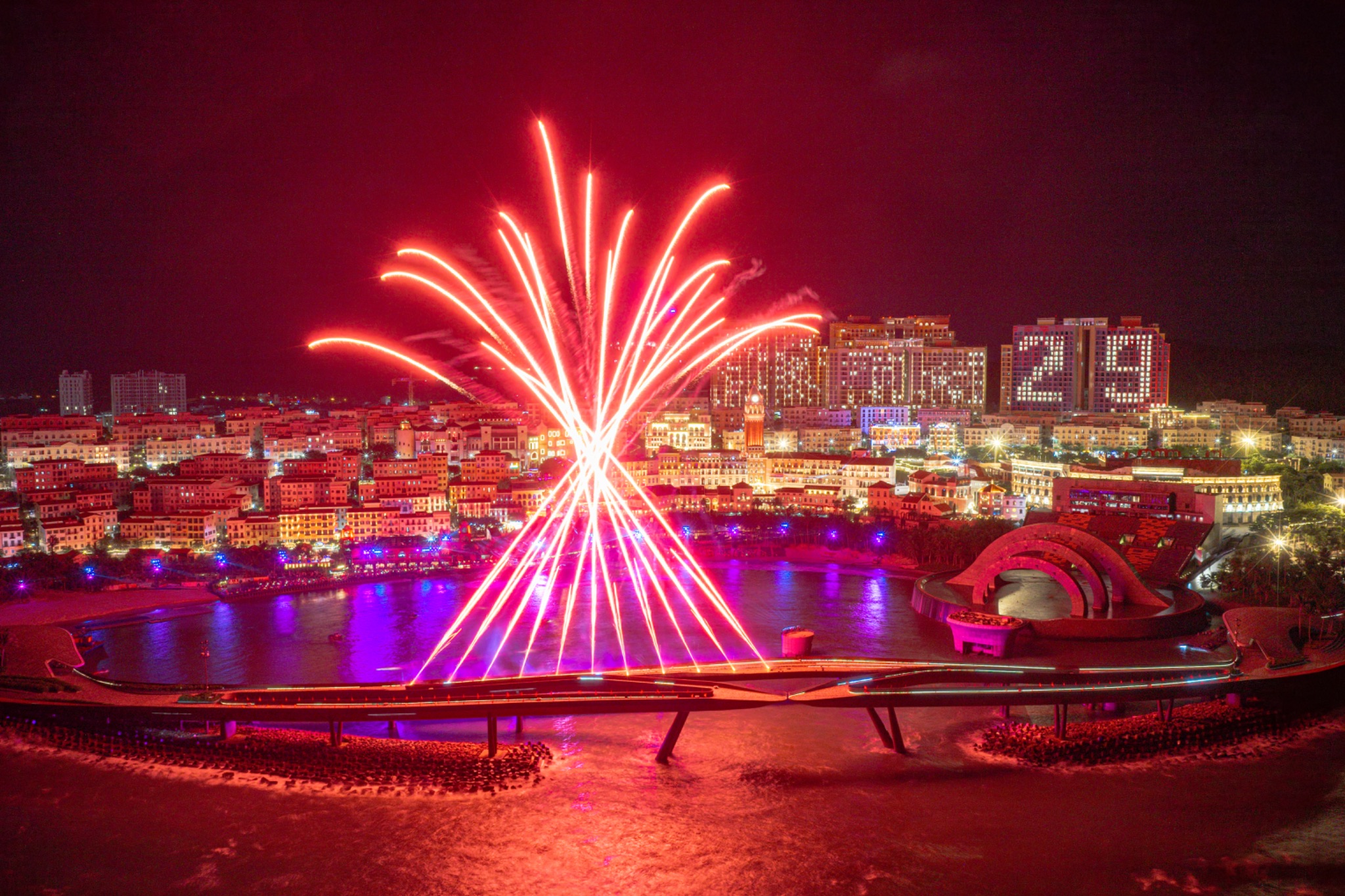 Pháo hoa hàng đêm cùng 2 show diễn đẳng cấp quốc tế Kiss of the Sea và Symphony of the Sea là “chữ ký thị giác” của Phú Quốc
