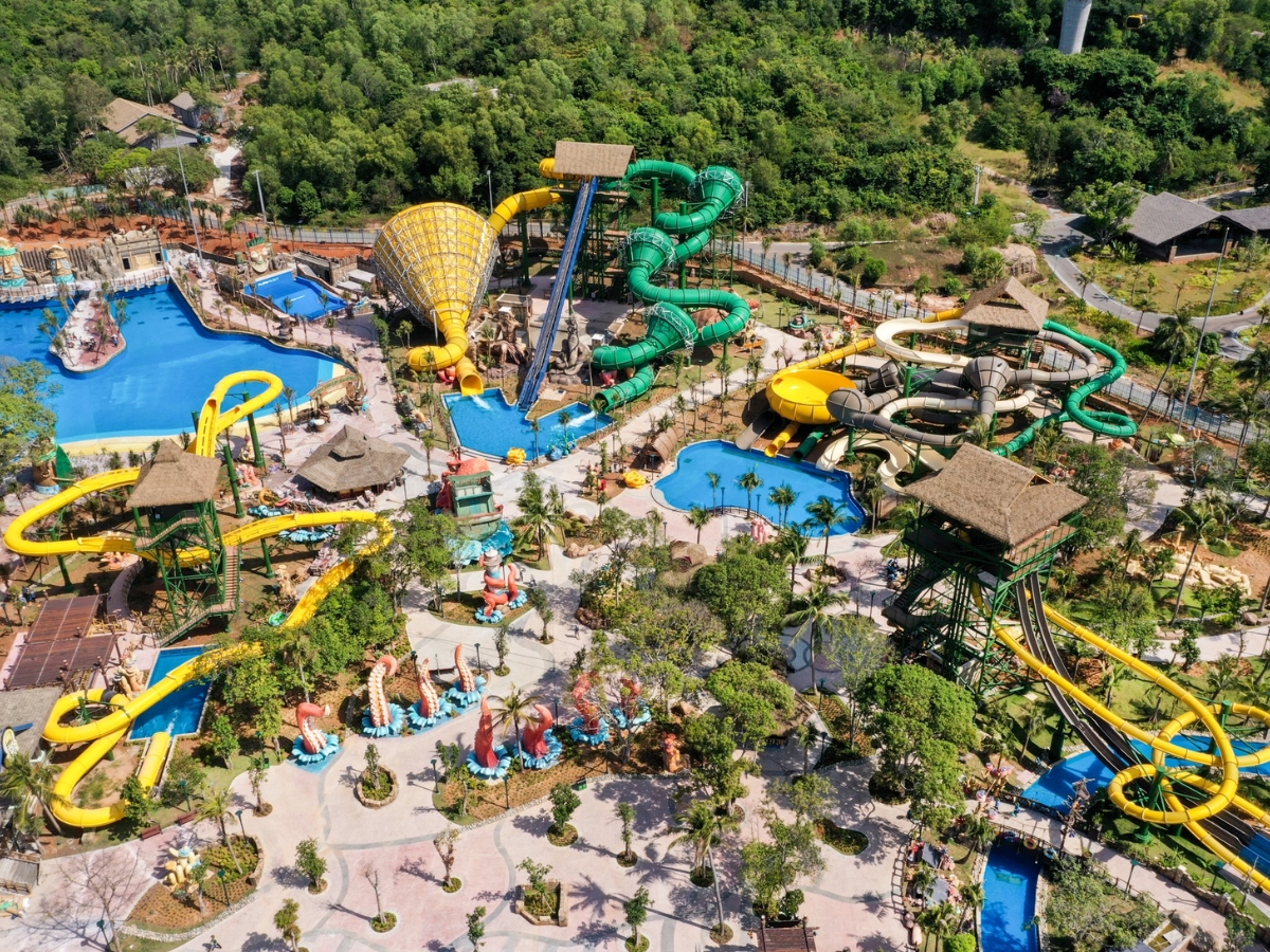 Aquatopia là công viên nước hiện đại với hơn 20 trò chơi được thiết kế đạt chuẩn quốc tế.