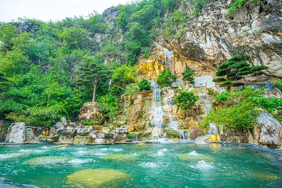 Thư thái ngâm mình trong dòng khoáng nóng Kênh Gà, nạp lại năng lượng cho cả gia đình sau những giờ phút vui chơi hết mình. (Nguồn: Sưu tầm)