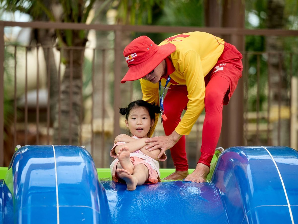 Trò chơi với đường trượt nhẹ nhàng giúp trẻ làm quen với làn nước, tự tin khám phá và tận hưởng những phút giây vui chơi đầu tiên. (Nguồn: Sưu tầm)