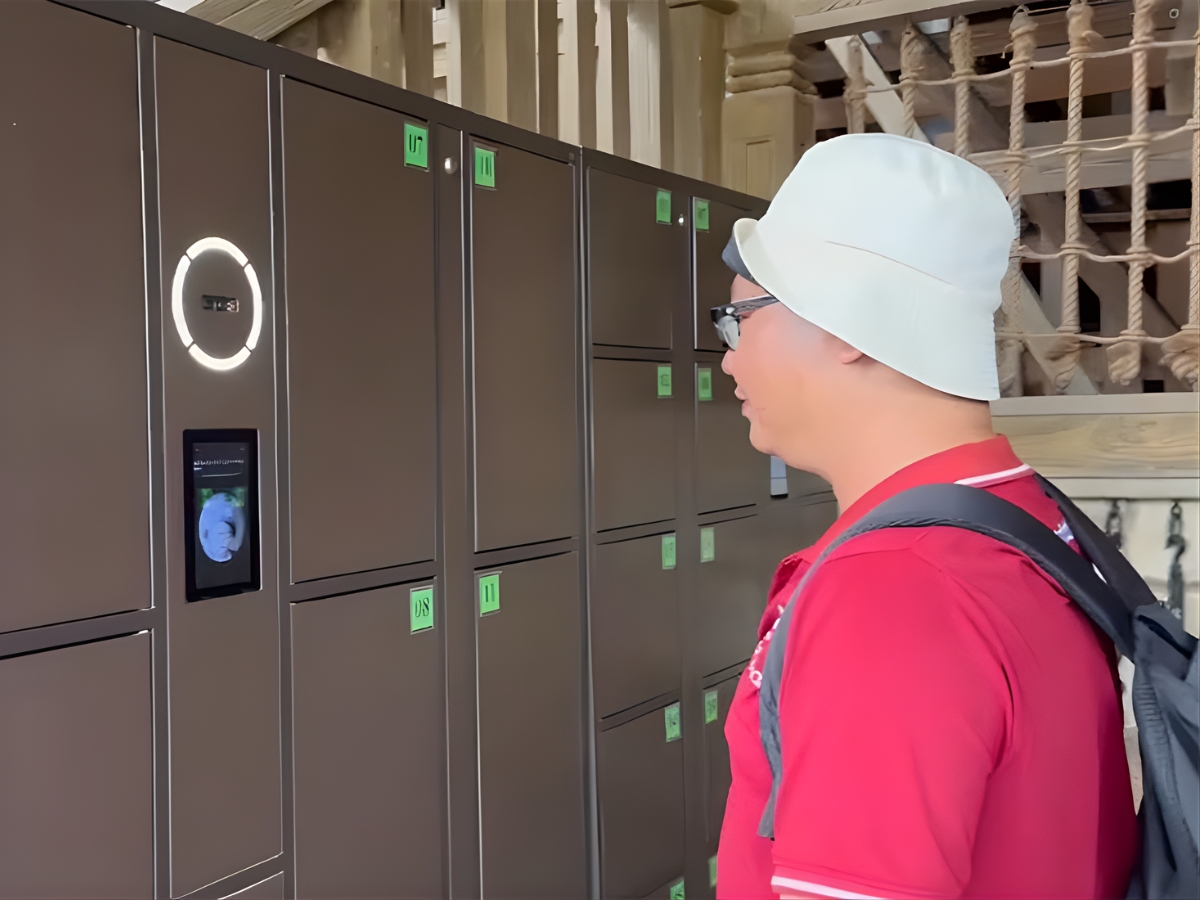 Tủ locker tại Aquatopia sử dụng công nghệ nhận diện khuôn mặt để hỗ trợ du khách gửi và nhận lại đồ thuận tiện hơn. 