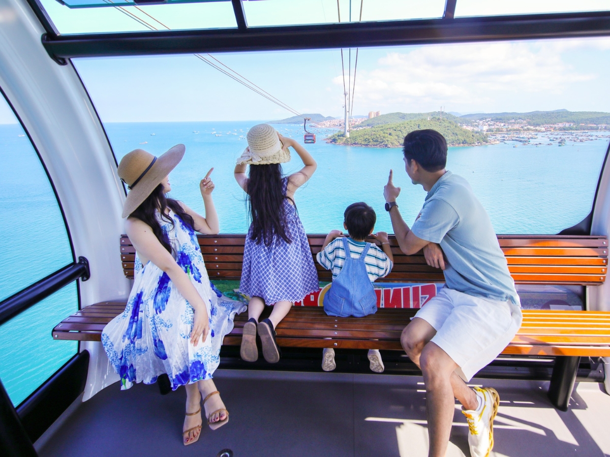 Di chuyển bằng cáp treo Hòn Thơm vào buổi sáng mang đến trải nghiệm nhẹ nhàng và thư thái ngay từ đầu hành trình.