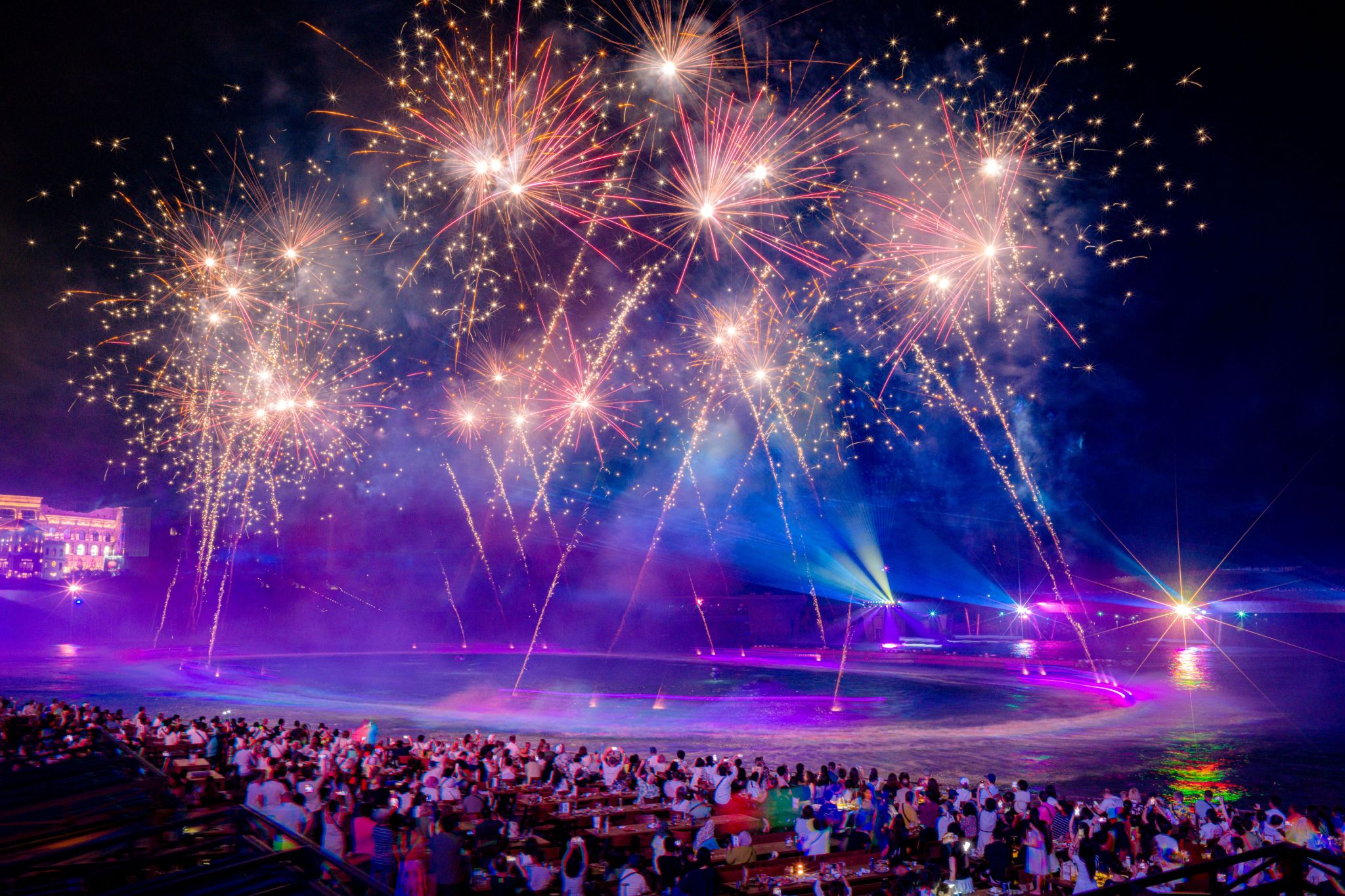 Nếu chọn lưu trú khách sạn tại Sunset Town, du khách có thể thong thả dùng bữa tối tại Sun Bavaria GastroPub giữa màn pháo hoa rực rỡ