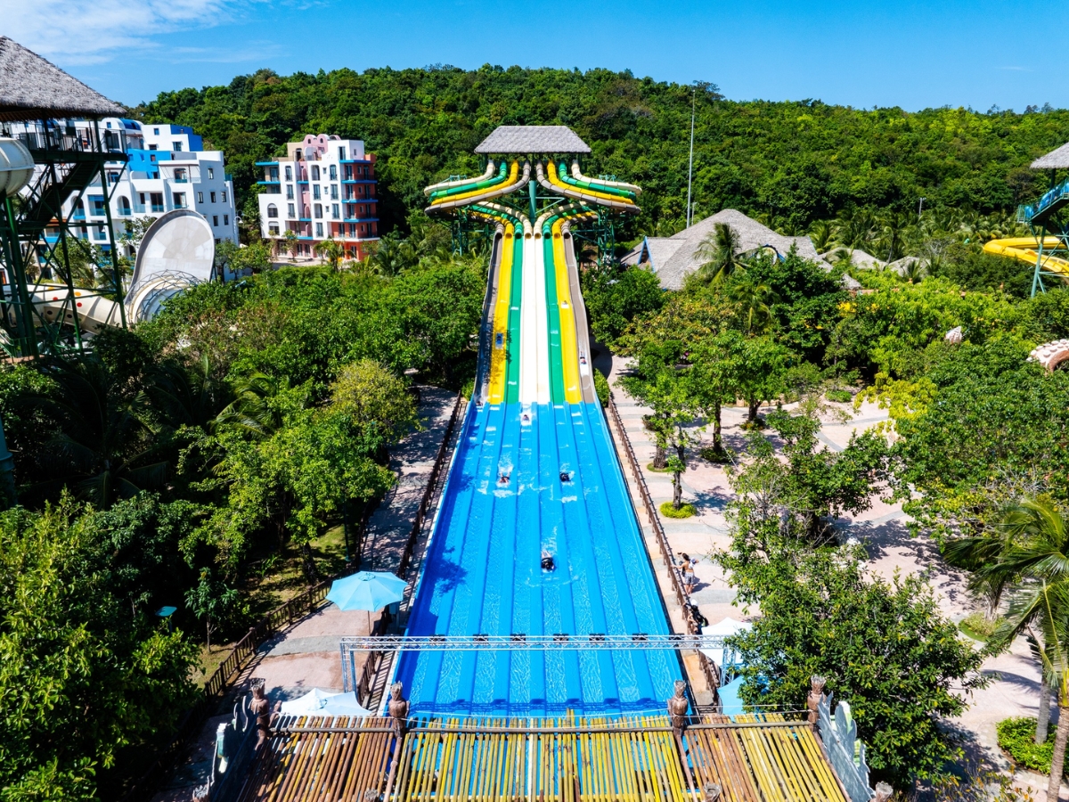 Aquatopia là công viên nước quy mô lớn tại Phú Quốc, quy tụ hàng chục trò chơi hiện đại.