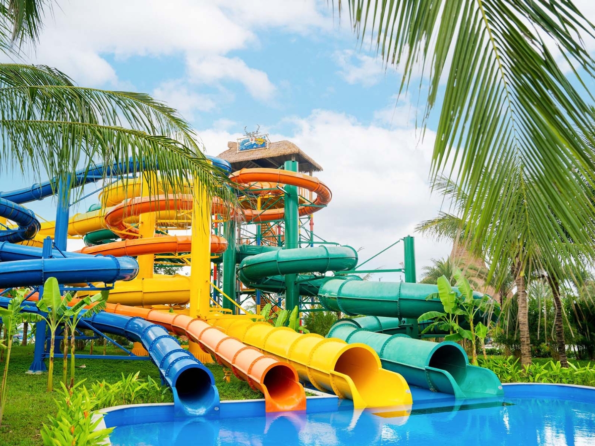 Thế giới Lốc Xoáy – VinWonders Phú Quốc sở hữu 36 trò chơi nước trong không gian mang phong cách nhiệt đới Hawaii.