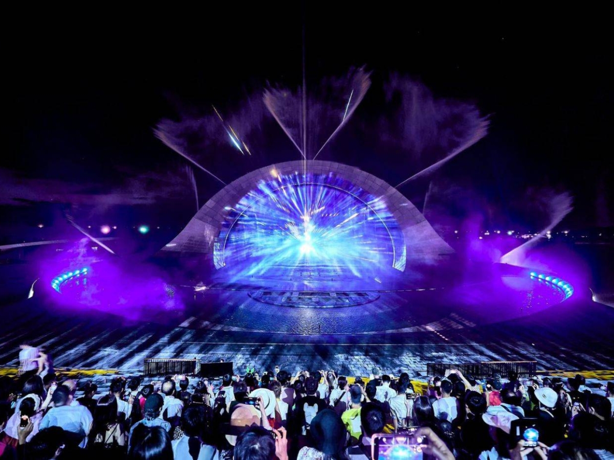 Show Kiss of the Sea nổi bật với màn trình diễn ánh sáng và pháo hoa đỉnh cao tại đảo Ngọc.