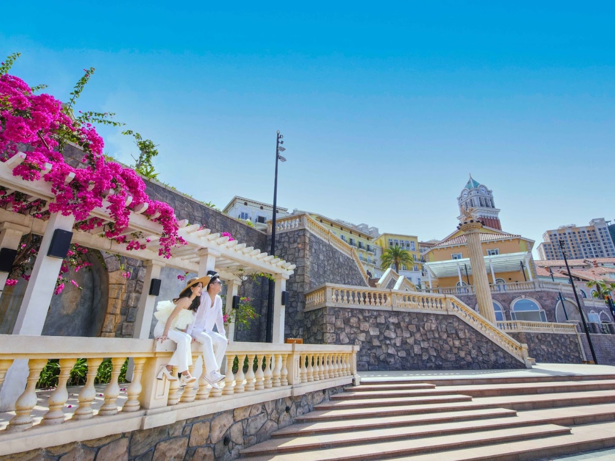 Du khách check-in với những công trình biểu tượng tại Thị trấn Hoàng Hôn.