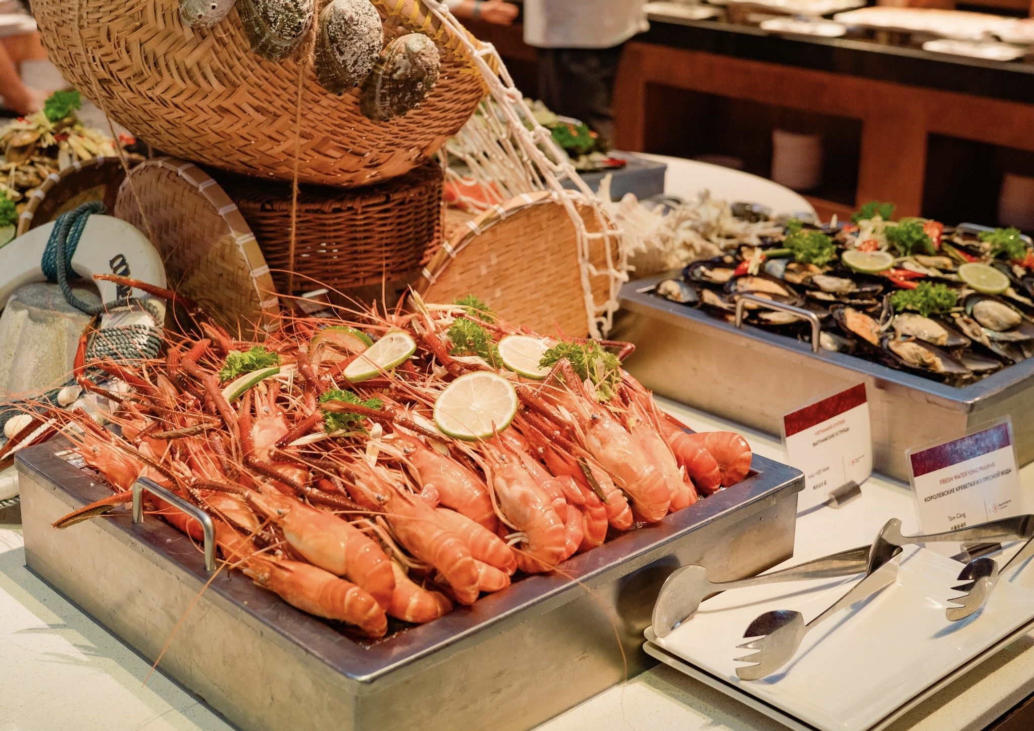 Món tôm hấp nóng hổi tại quầy hải sản Sun Bavaria GastroPub