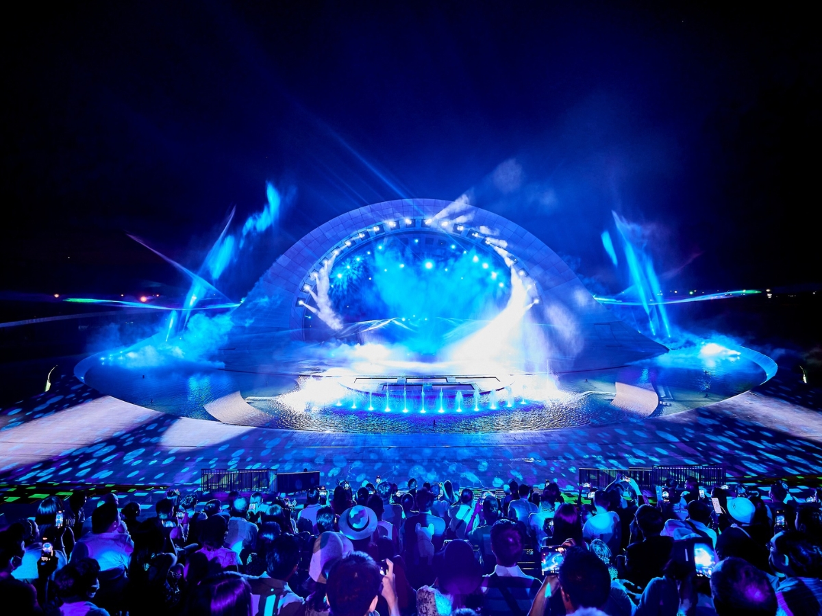Show Kiss of the Sea – bữa tiệc ánh sáng, nước và pháo hoa mãn nhãn tại Thị trấn Hoàng Hôn.
