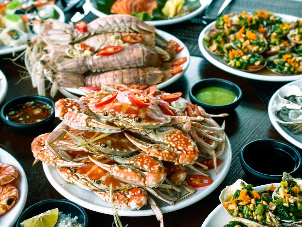 Đến Thị trấn Hoàng Hôn, du khách nhất định phải thưởng thức các món ăn hải sản thơm ngon, được chế biến hấp dẫn