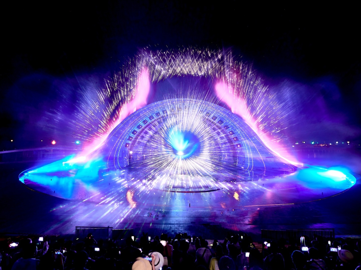 Show Nụ hôn của biển cả ghi dấu ấn bởi hiệu ứng ánh sáng, nước, lửa bùng nổ.