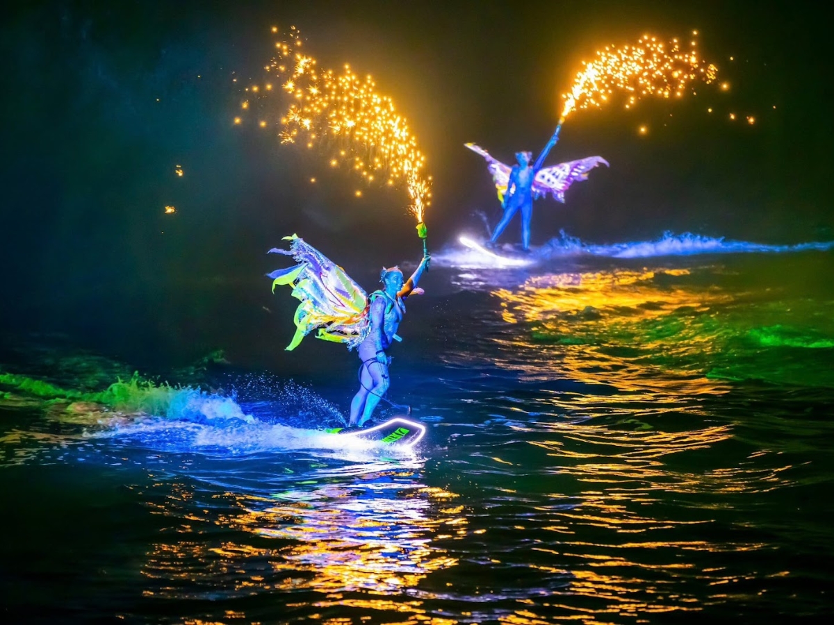 Show Bản giao hưởng đại dương nổi bật với các màn trình diễn thể thao mạo hiểm trên mặt biển, kết hợp Jetski, Flyboard, âm nhạc, ánh sáng và pháo hoa