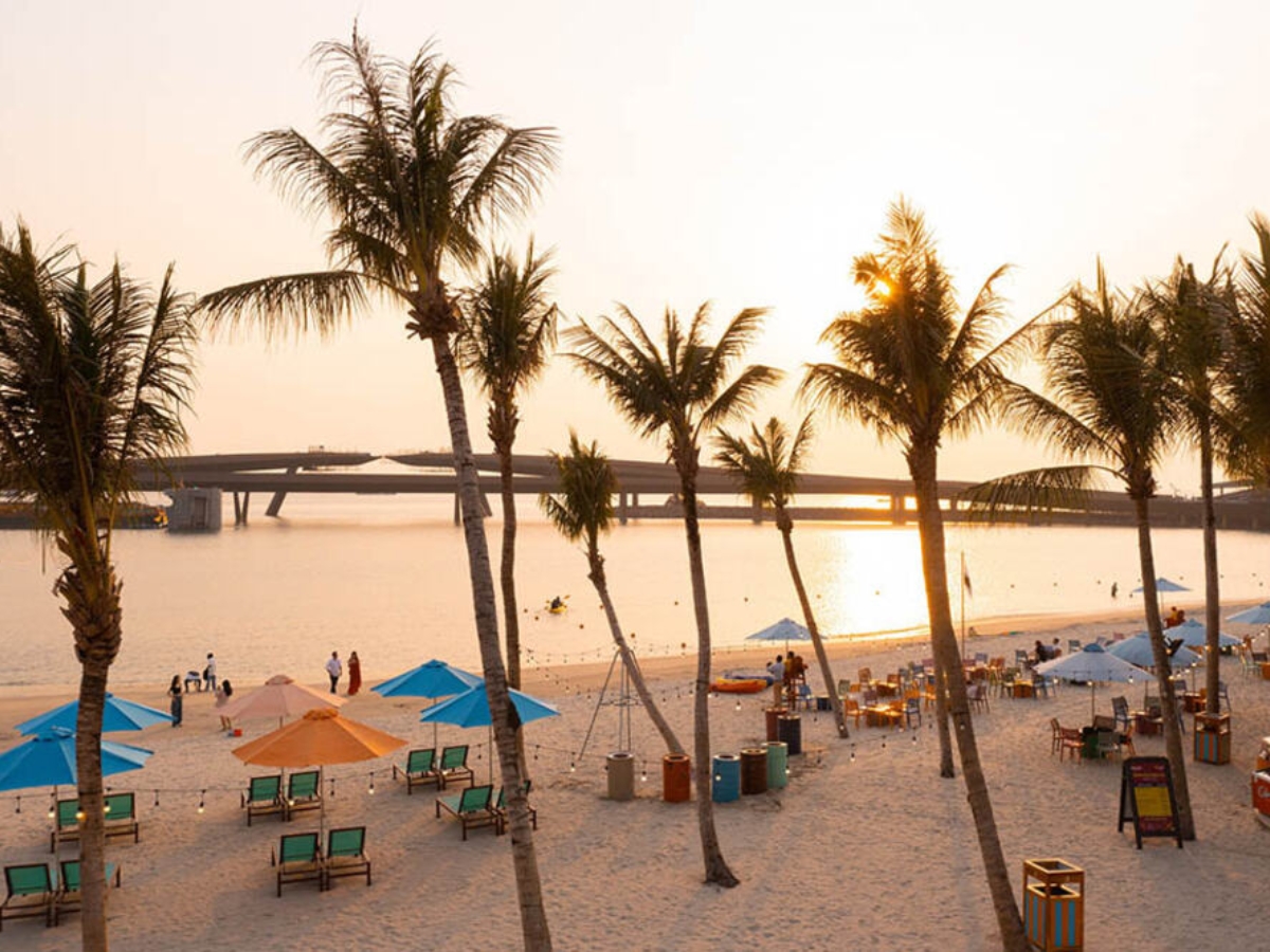 Tận hưởng không gian biển xanh, cát trắng tại Sunset Town
