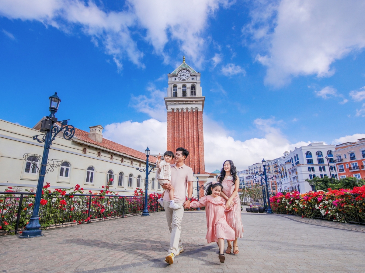 Đi bộ tại Sunset Town giúp du khách chậm rãi ngắm trọn cảnh đẹp