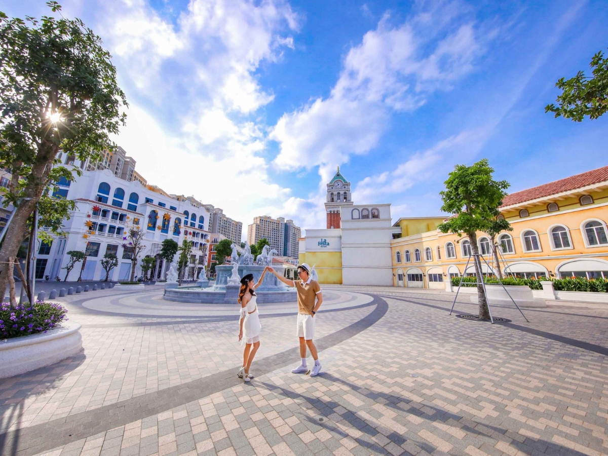 Không gian Đài phun nước Thần Mặt Trời tại Quảng trường Hoàng Hôn là điểm check-in nổi bật của Sunset Town.