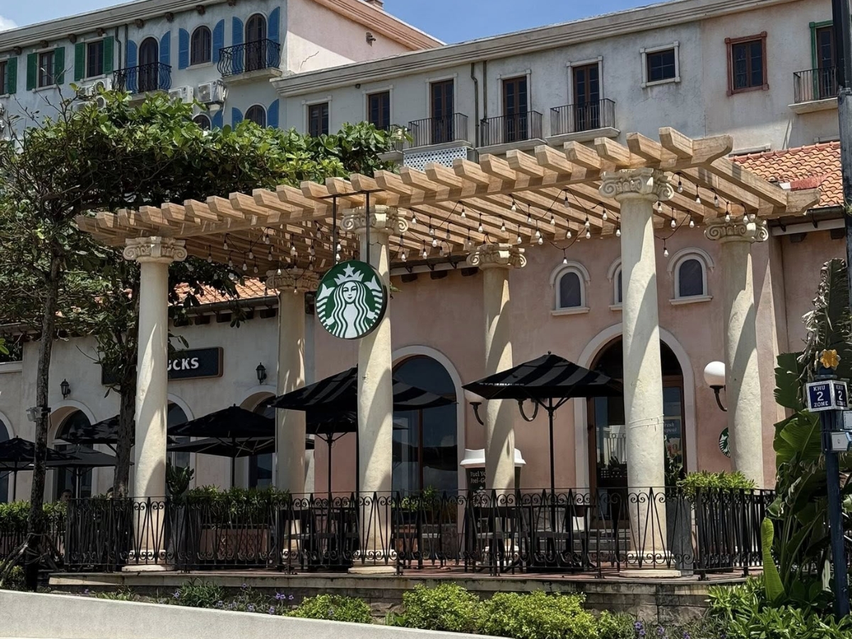 Không gian Starbucks đậm chất Địa Trung Hải giữa phố biển