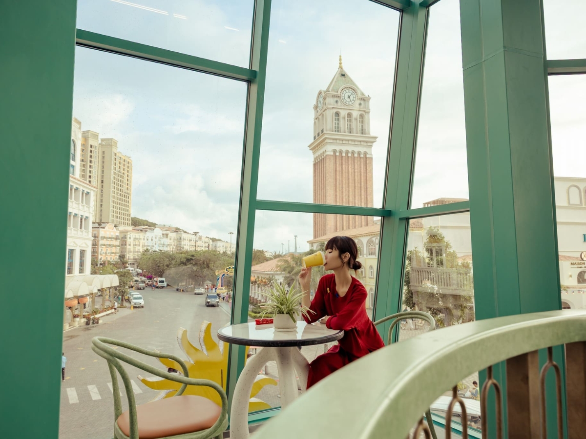 Du khách nhâm nhi cà phê, ngắm trọn view Tháp Đồng Hồ