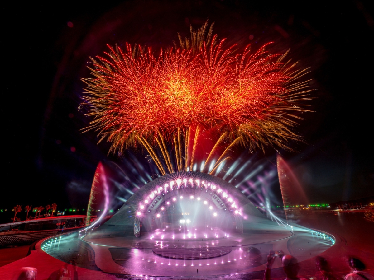 Show Kiss of the Sea bùng nổ với ánh sáng và pháo hoa đỉnh cao. 