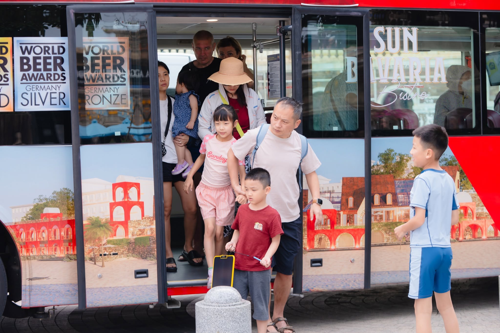 Di chuyển bằng xe buýt Sun World miễn phí giúp tiết kiệm chi phí đáng kể