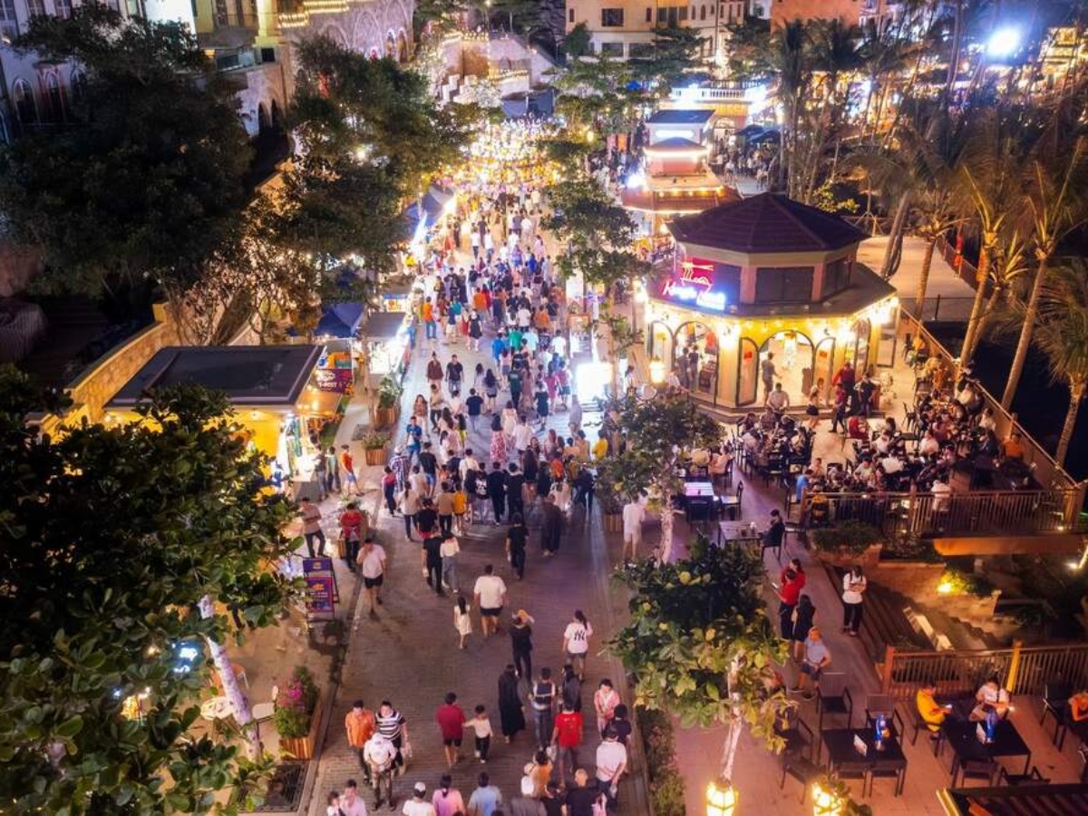 Du khách dạo quanh các con phố Địa Trung Hải và ngắm nhìn cảnh quan