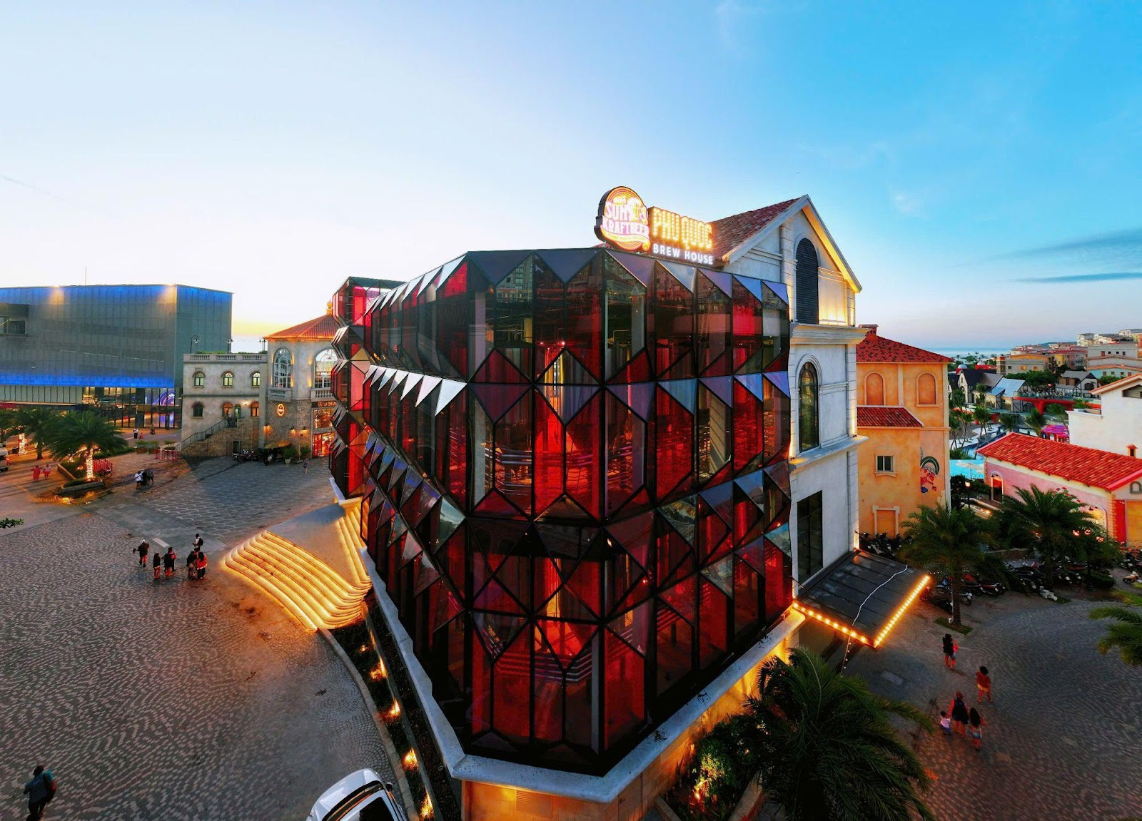 Không gian xưởng bia thủ công Phu Quoc Brew House nổi bật giữa Sunset Town.