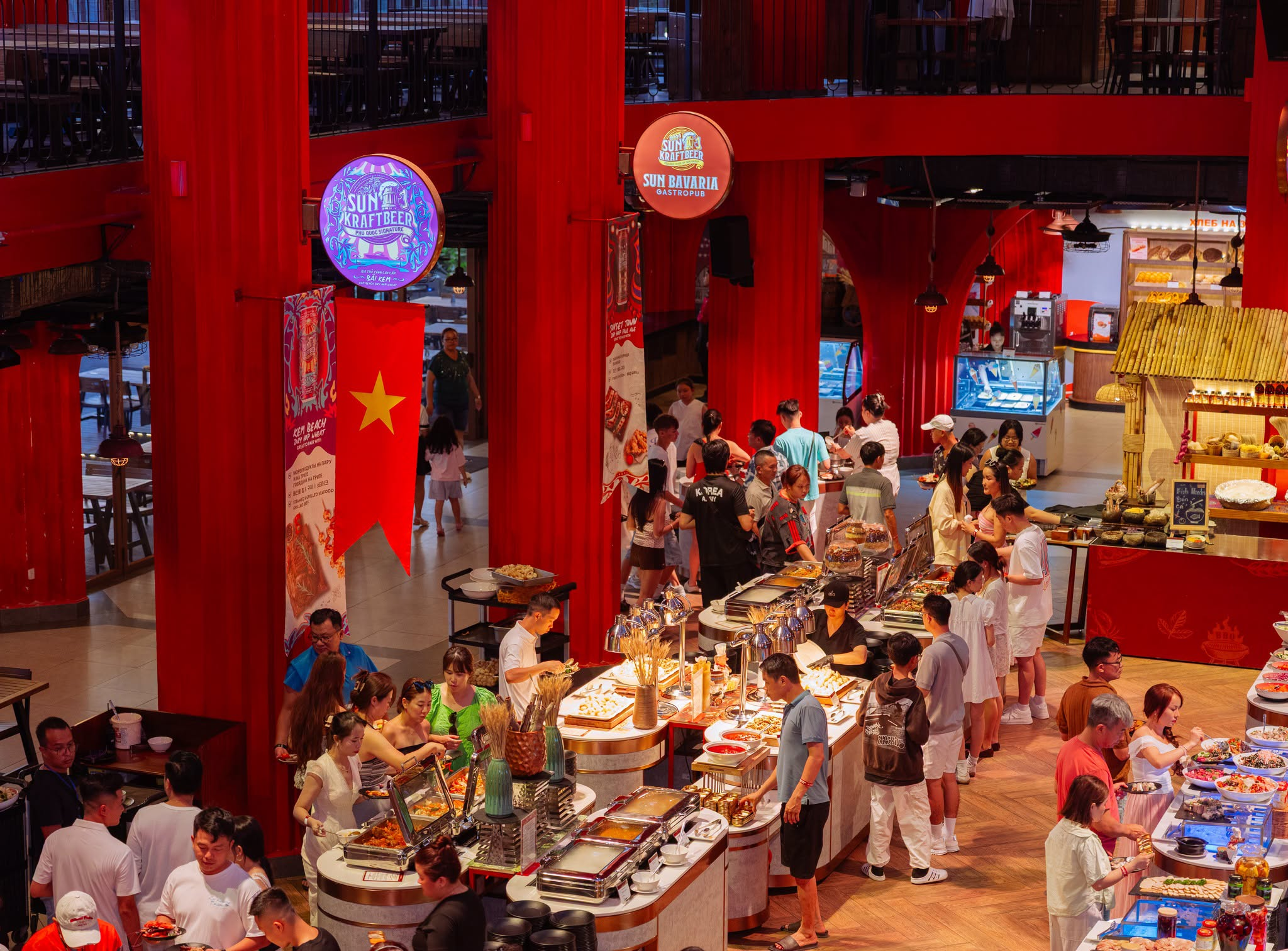 Tiệc buffet với đa dạng món ăn theo nhiều phong vị khác nhau, nhà hàng có thể chiều lòng khẩu vị của bất kỳ du khách nào