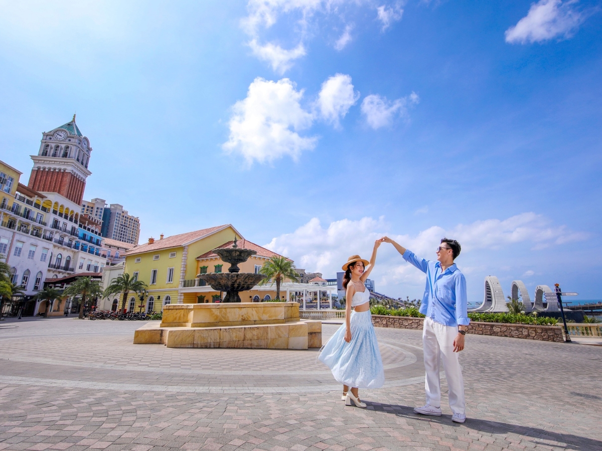 Du khách tham quan và ghi lại những bức hình đẹp tại Thị trấn Hoàng Hôn.