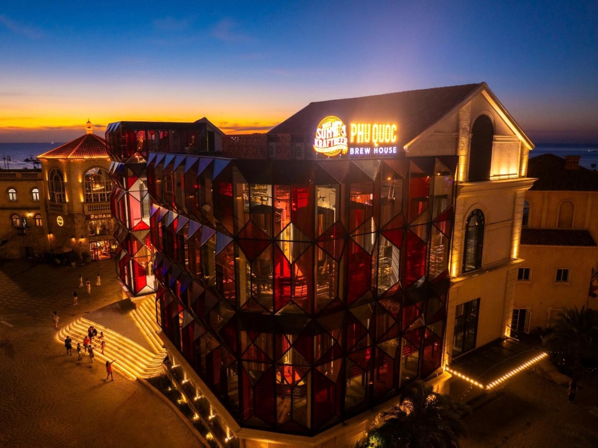 Phu Quoc Brew House lung linh, thu hút mọi ánh nhìn về đêm.