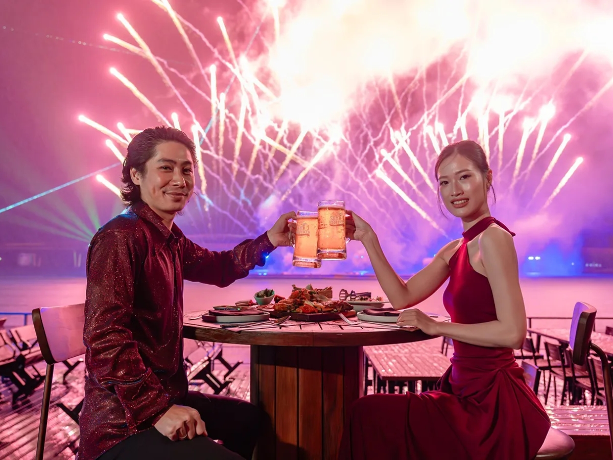 Du khách thưởng thức bia Sun KraftBeer và xem show diễn nghệ thuật.