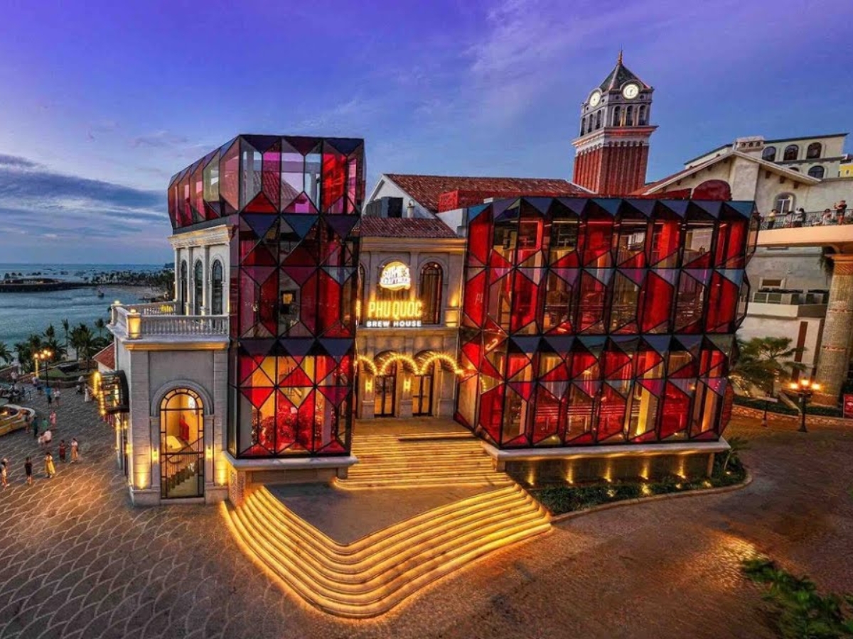 Xưởng bia thủ công Phu Quoc Brew House mang kiến trúc ấn tượng, thu hút mọi ánh nhì