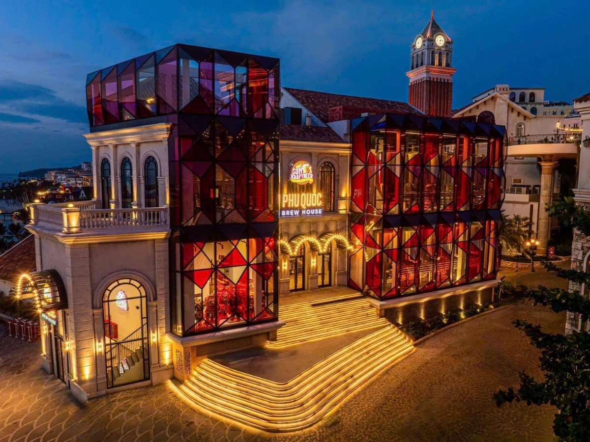 Thiết kế ấn tượng như “viên ngọc đỏ” giữa lòng Sunset Town.