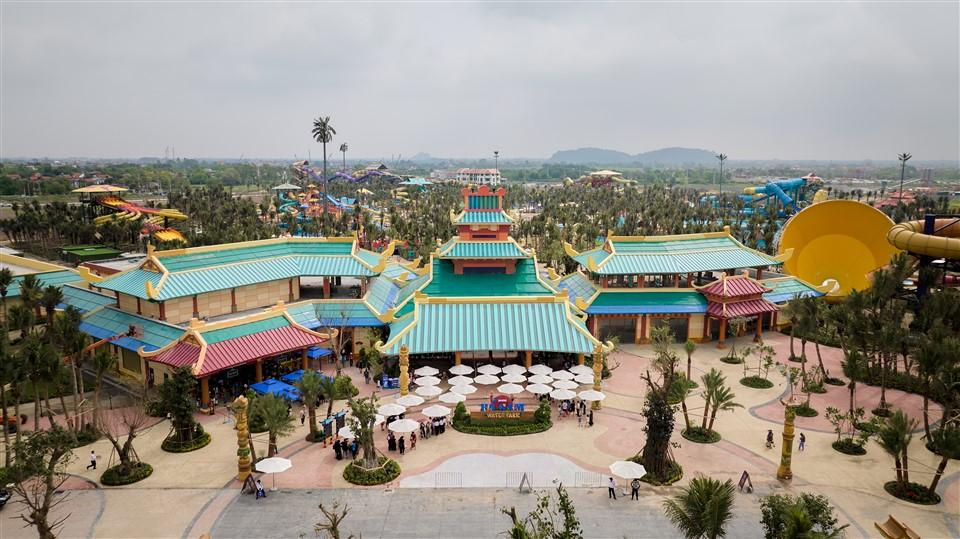 Lấy cảm hứng từ nghệ thuật múa rối nước gắn liền với làng Nội Rối, Hà Nam xưa, công viên tái hiện nét văn hóa dân gian Bắc Bộ trong không gian giải trí hiện đại.