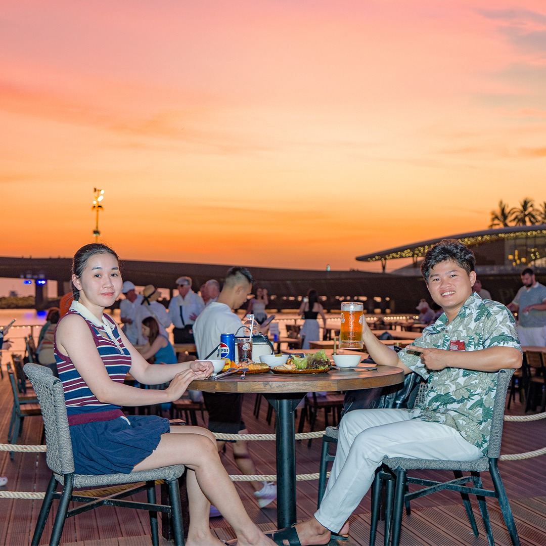 Du khách thưởng thức ẩm thực ở không gian view biển “triệu đô” tại Sun Bavaria GastroPub.
