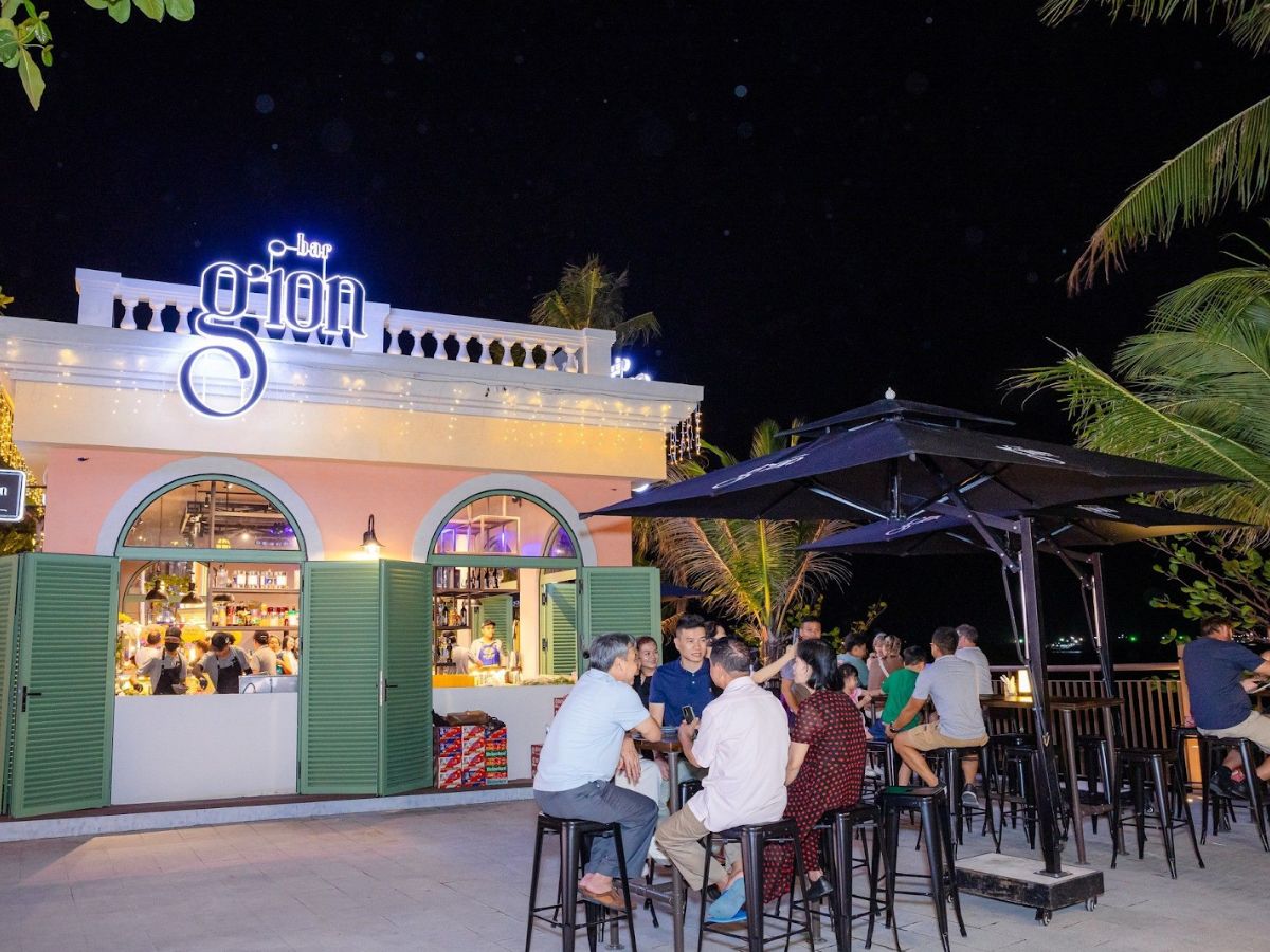 Giòn Bar là một trong những cửa hàng được nhiều du khách yêu thích tại Thị trấn Hoàng Hôn.