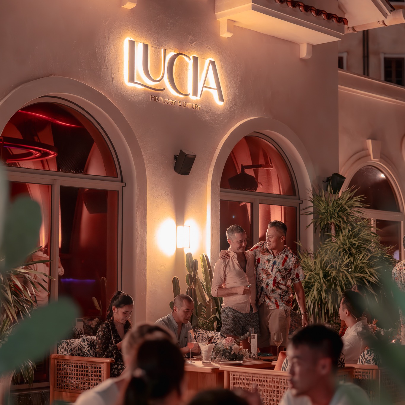 Lucia được thiết kế với phong cách cổ điển của Ý, là nơi để du khách tận hưởng khung cảnh hoàng hôn lãng mạn cùng ẩm thực tinh tế.