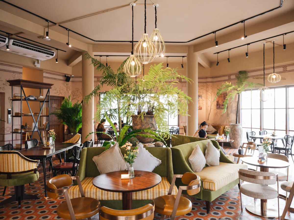 Không gian sang trọng và tinh tế tại RuNam Phu Quoc, mang đến trải nghiệm cafe đậm chất nghỉ dưỡng