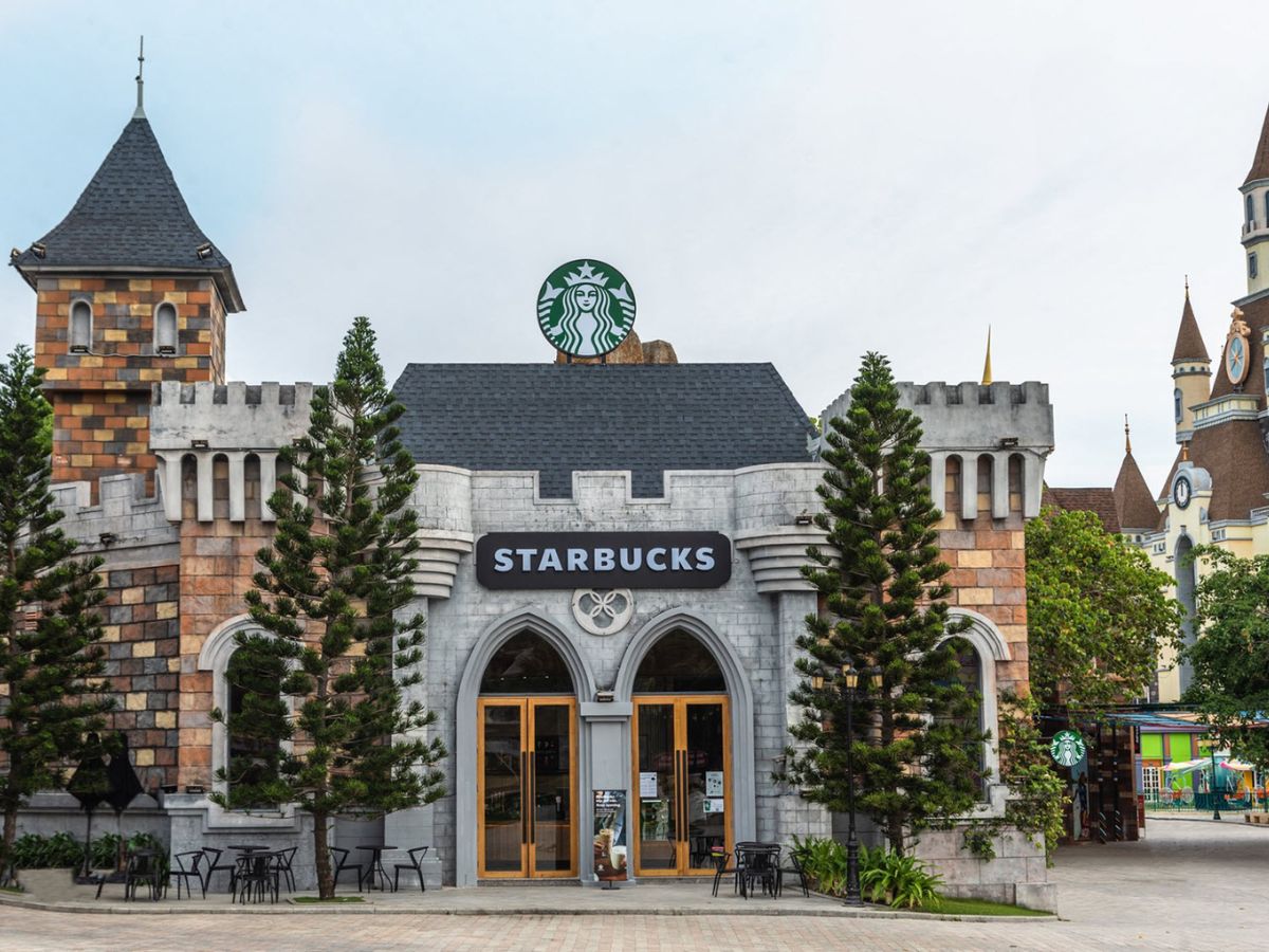 Không gian Starbucks Phu Quoc nổi bật với kiến trúc châu Âu cổ điển, là điểm check-in ấn tượng giữa lòng Sunset Town