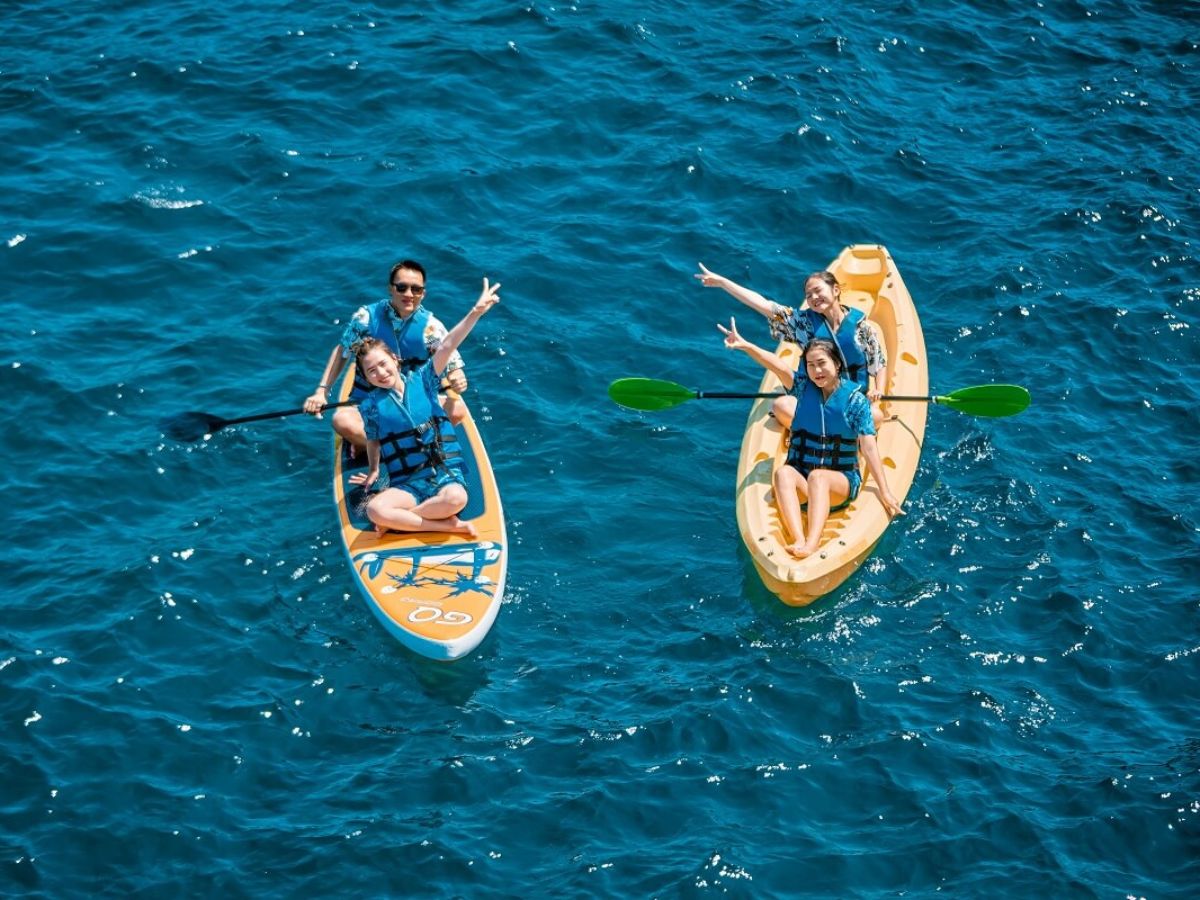 Trải nghiệm chèo kayak trên làn nước trong xanh tại Phú Quốc, tận hưởng cảm giác thư giãn giữa thiên nhiên biển đảo yên bình.