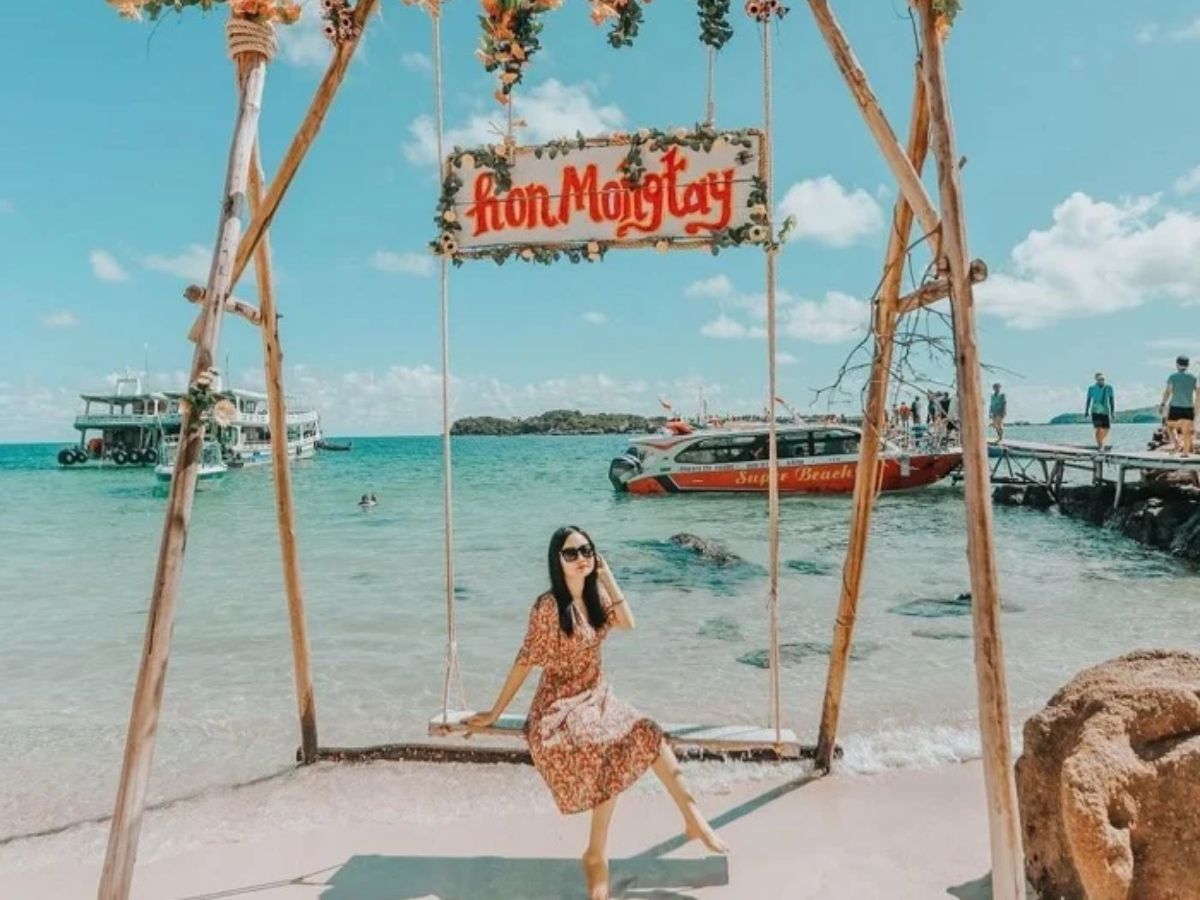 Du khách check-in tại Hòn Móng Tay với làn nước trong vắt và khung cảnh hoang sơ, tạo nên những bức hình đậm chất biển đả