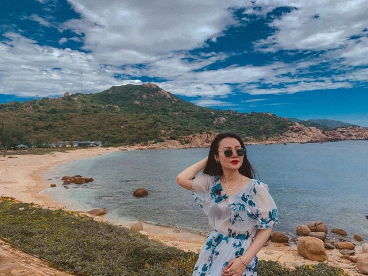 Du khách check-in tại Bãi Chướng, nơi đón bình minh tuyệt đẹp với khung cảnh biển trời yên bình.