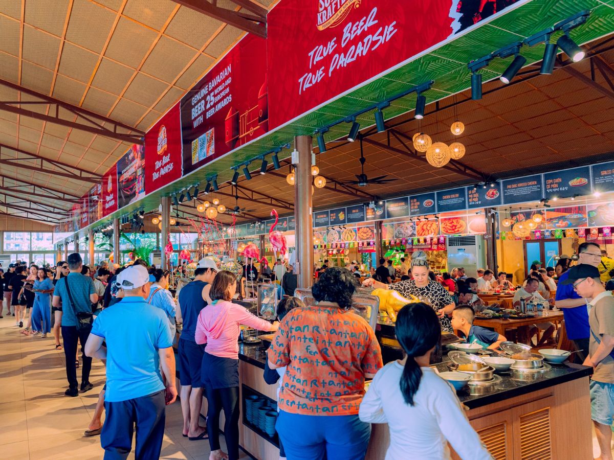 Không khí nhộn nhịp tại khu ẩm thực Sun World Hon Thom.