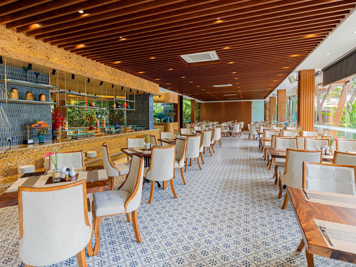 Không gian nhà hàng Coconut Garden rộng rãi, thoáng đãng với thiết kế ấm cúng và gần gũi thiên nhiên