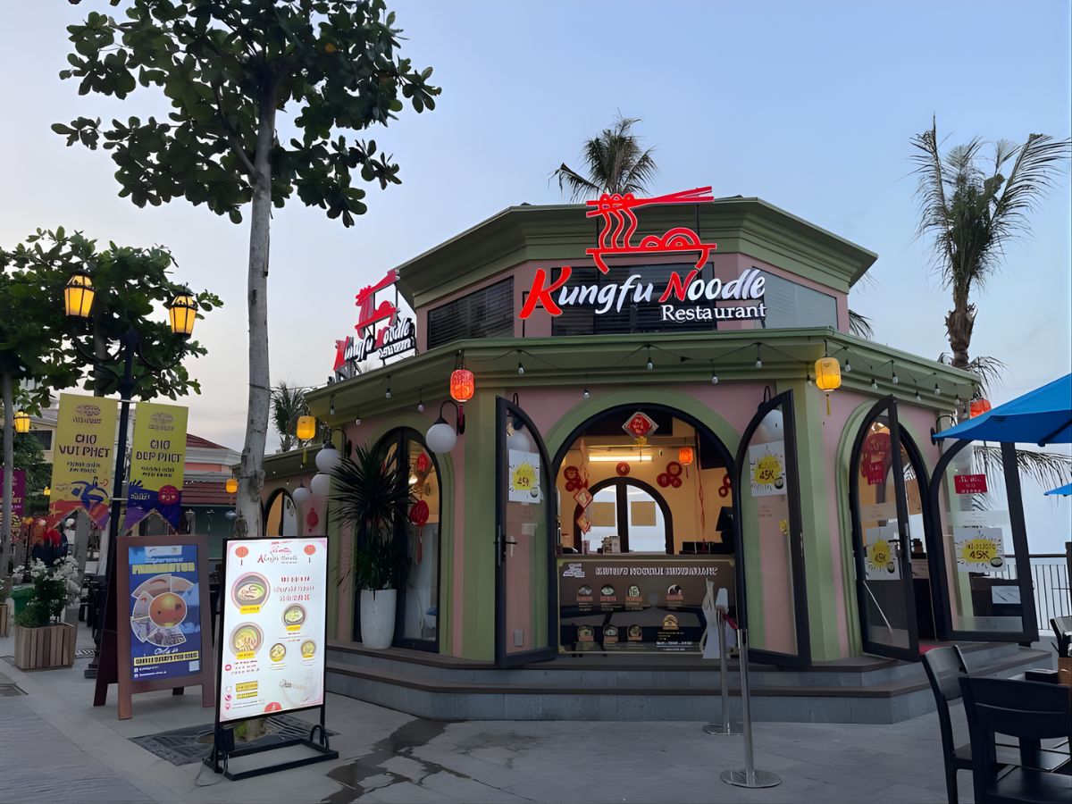Kungfu Noodle Phú Quốc, nơi du khách có thể thưởng thức những tô mì nóng hổi, chuẩn vị giữa không khí nhộn nhịp của Nam đảo.